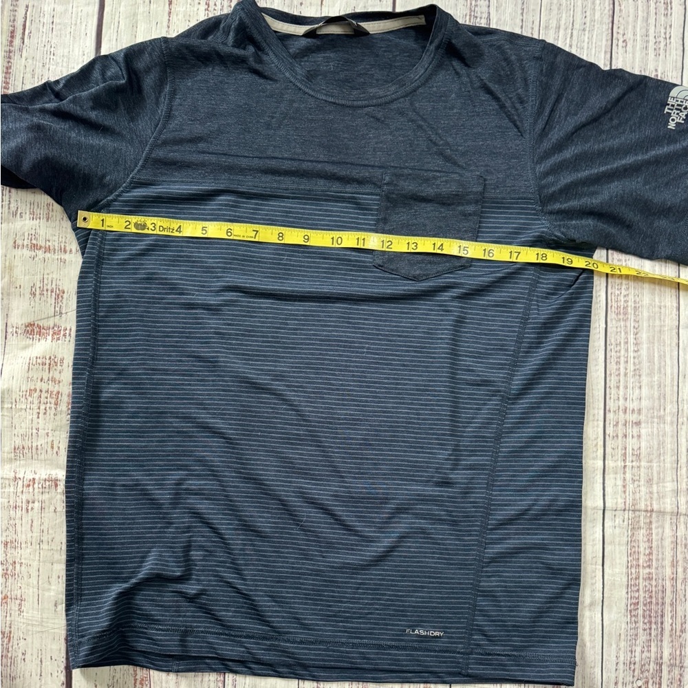 The North Face FlashDry Men’s Blue Stripe Pocket Tee Size M - Picture 5 of 7